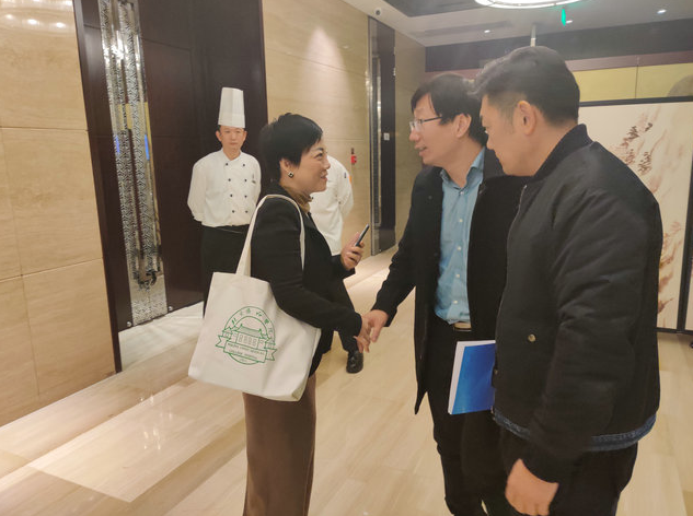 杜爱华院长与北京协和医院风湿免疫科主任医师赵久良进行交流、探讨，并分享了彼此在类风湿临床诊疗上的一些新意见